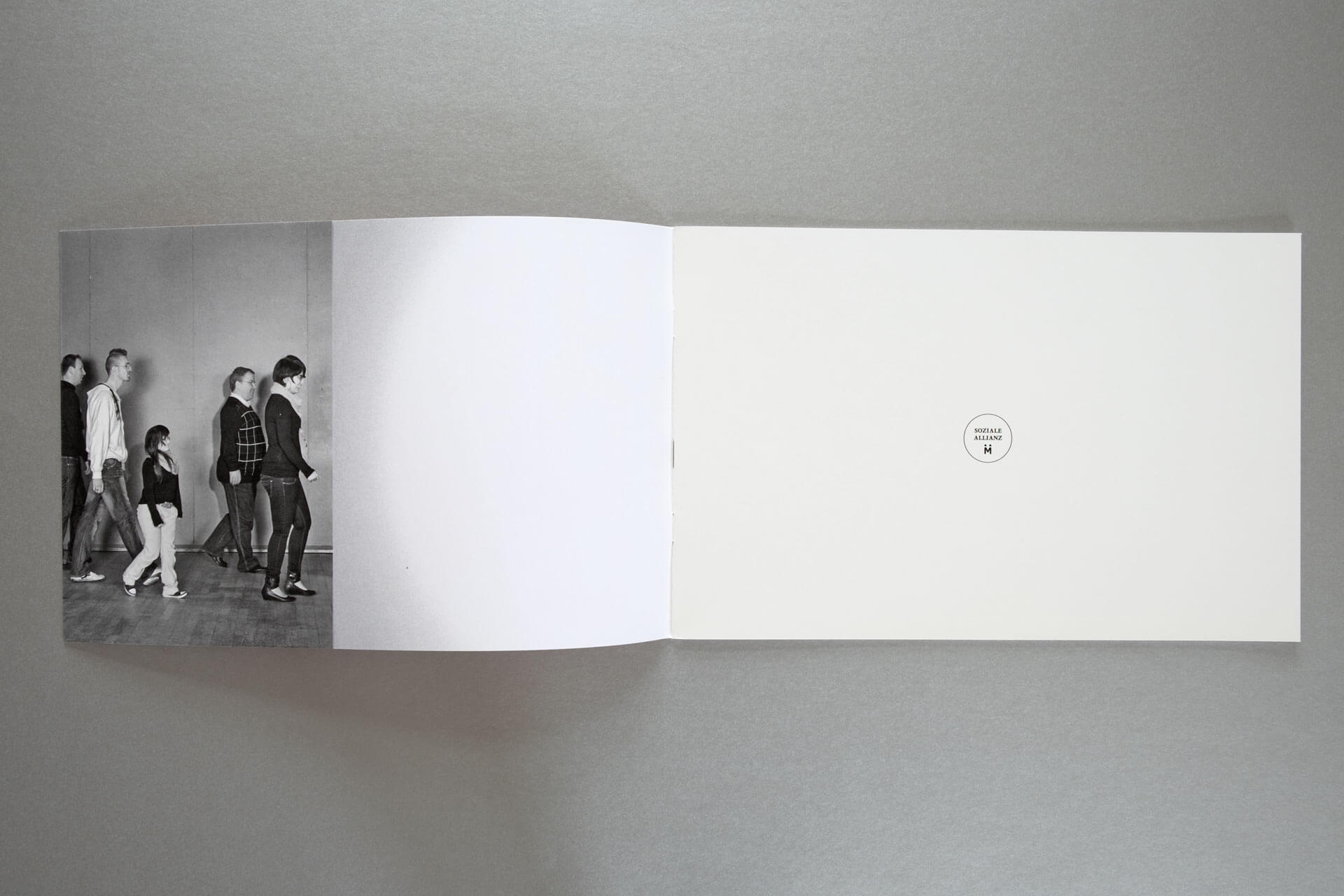 Umschlagklappe mit Foto von Menschen die auf eine Bühne zugehen und 1. Innenseite der Broschüre.