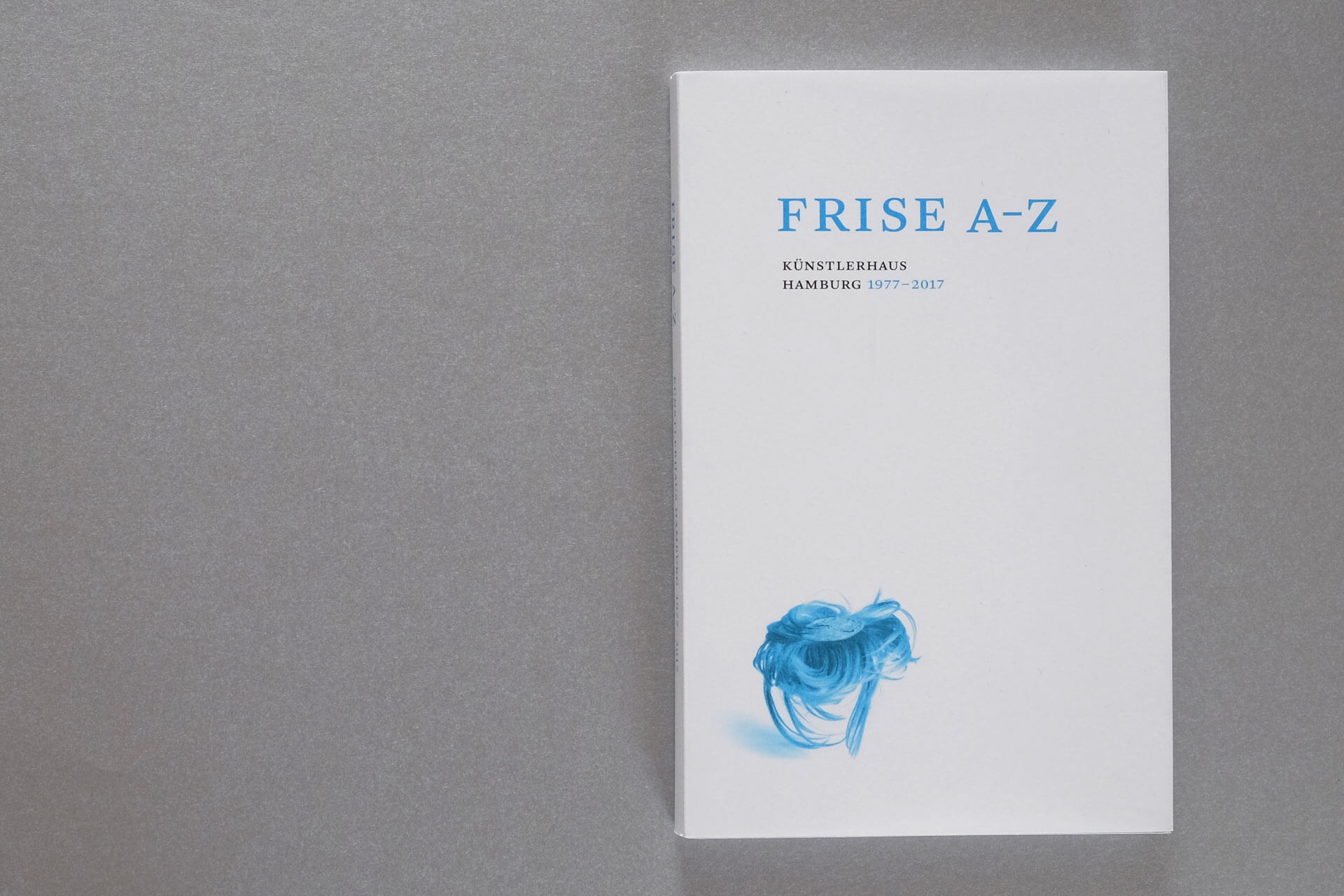 Cover-Motiv der Publikation Frise A–Z. Typografie und Motive in blau (Sonderfarbe) und schwarz
