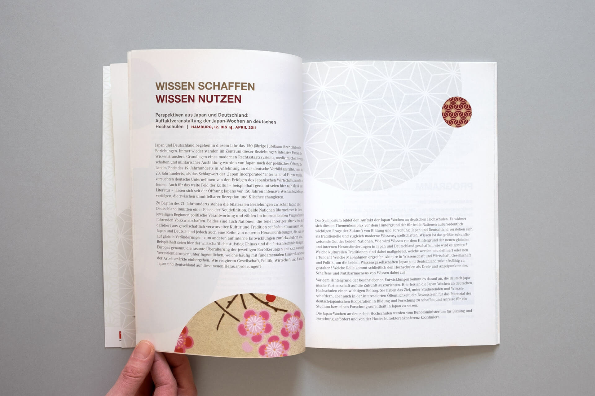 Innenseiten mit Text und japanischen Ornamenten zur Auftaktveranstaltung der Japankonferenz.