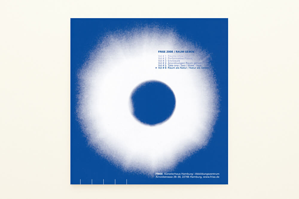 Vorschaubild. Quadratisches Ausstellungsplakat für „Raum Geben“. Foto der Sonne. Einfarbig mit blauer Sonderfarbe gedruckt 