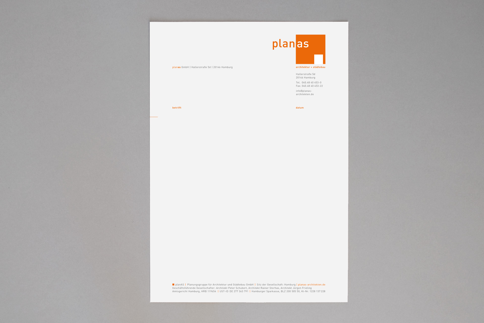 Abbildung der Geschäftsausstattung (Briefpapier) für Planas Architekten mit orangem Logo