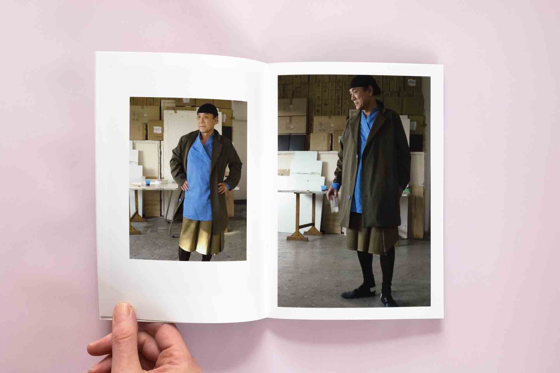 Foto eines Look-Books für Sium. Innenseiten mit Fotos von einem japanischen Paar welches Sium-Mode trägt 