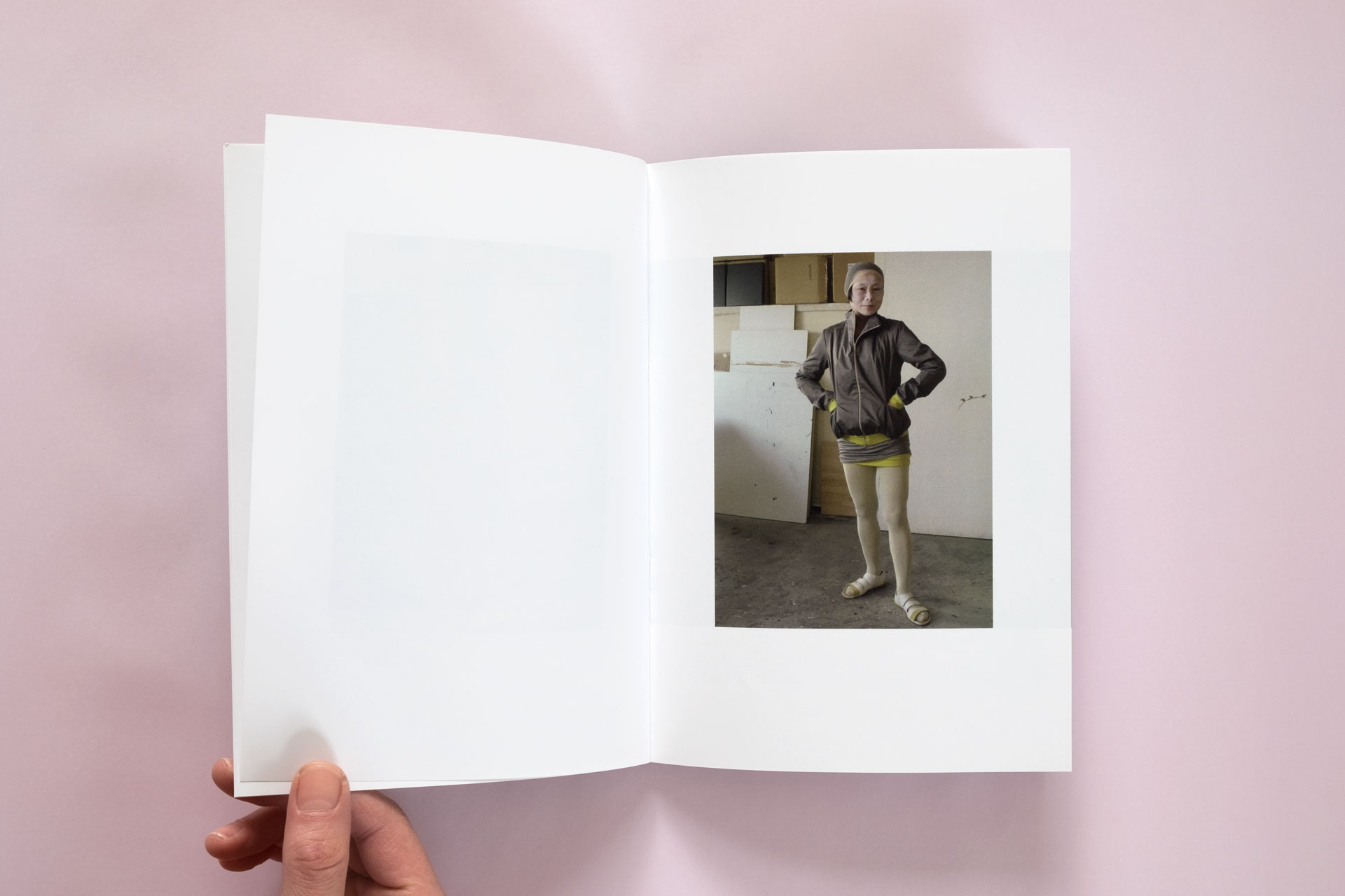 Foto eines Look-Books für Sium. Innenseiten mit Foto von einer Japanerin die Sium-Mode trägt 