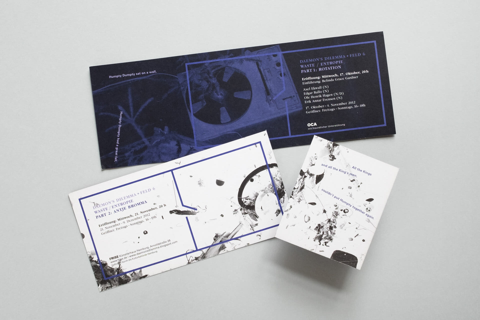 Foto der gestalteten Einladungskarten zur Ausstellung Dämons Dilemma mit Motiv von Antje Bromma