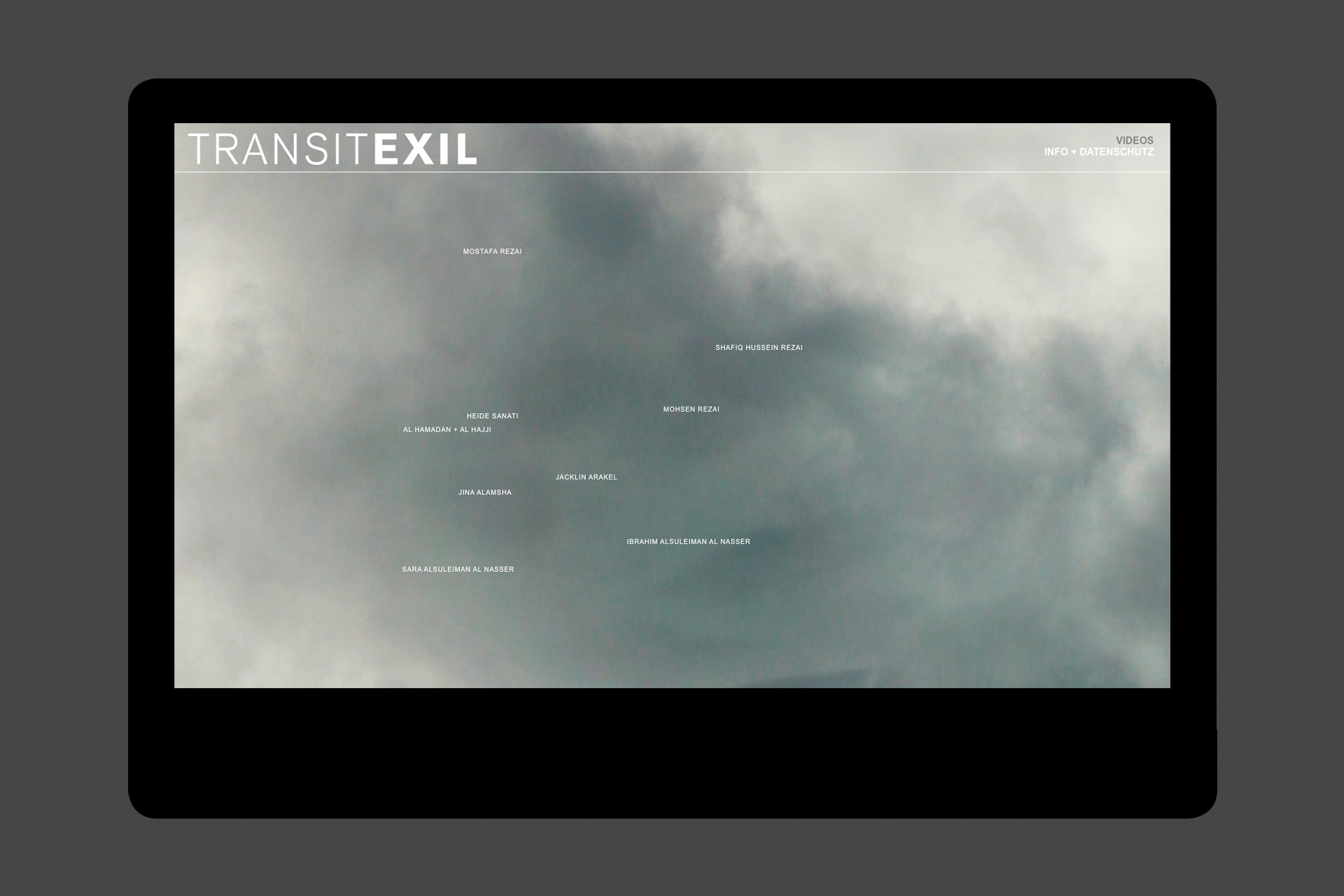 Startseite der Website Transit Exil Immigration. Auf bewegtem Himmel schweben die Namen der Interviewpartner:innen