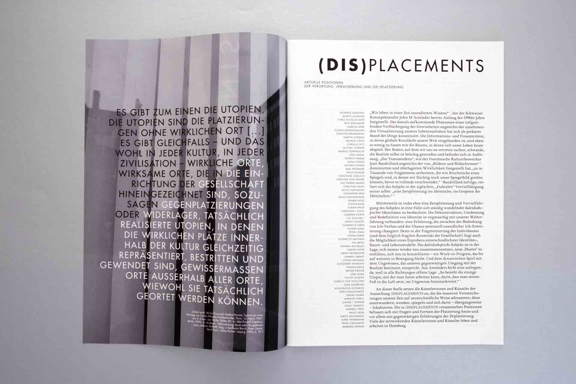 Foto der Umschlag-Innenseite und der ersten Seite des Kunstkatalogs. Links: Foto im Anschnitt, rechts Text.