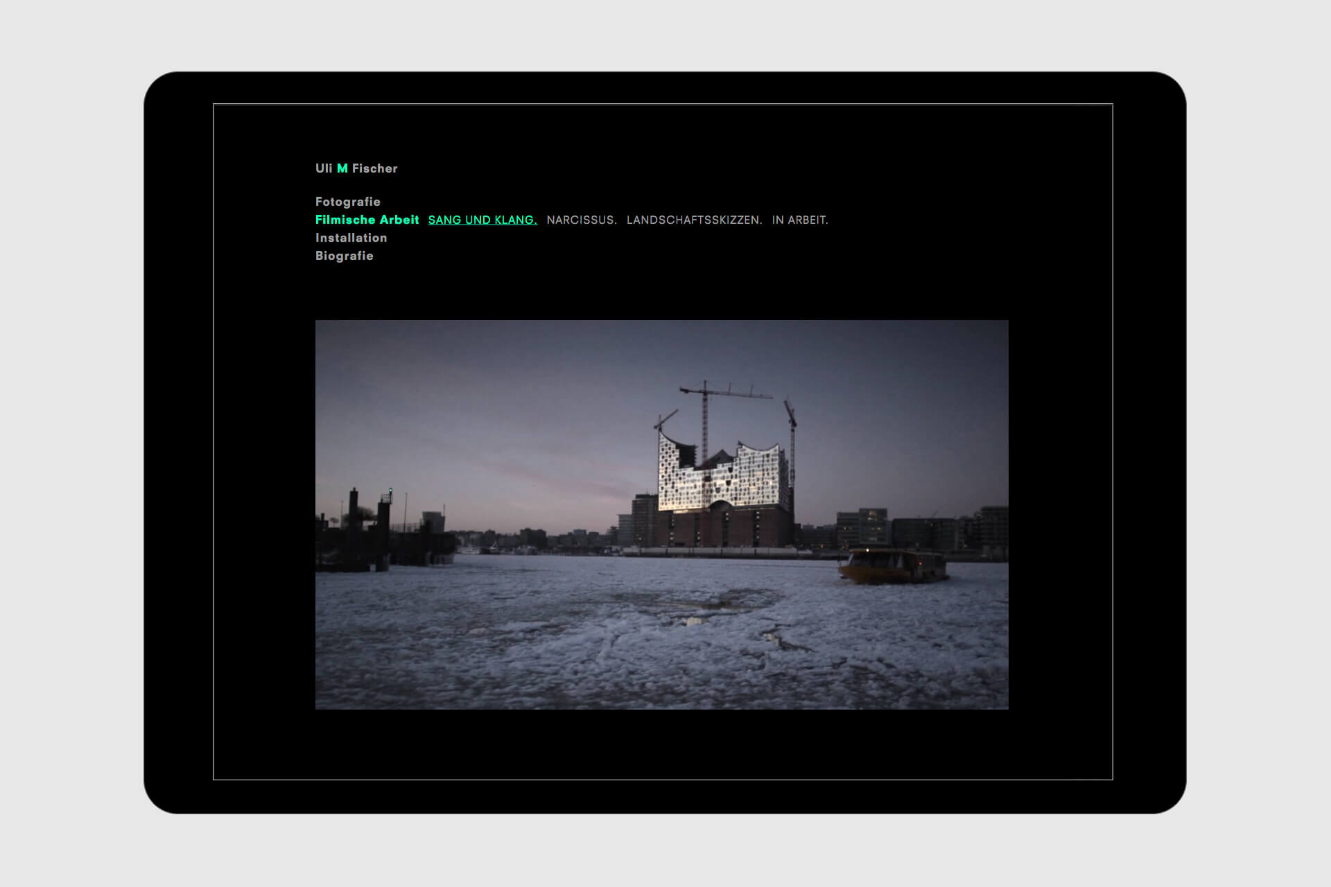 Projektseite „Sang und Klang“ der Website für Uli M Fischer. Startbild mit Elbphilharmonie