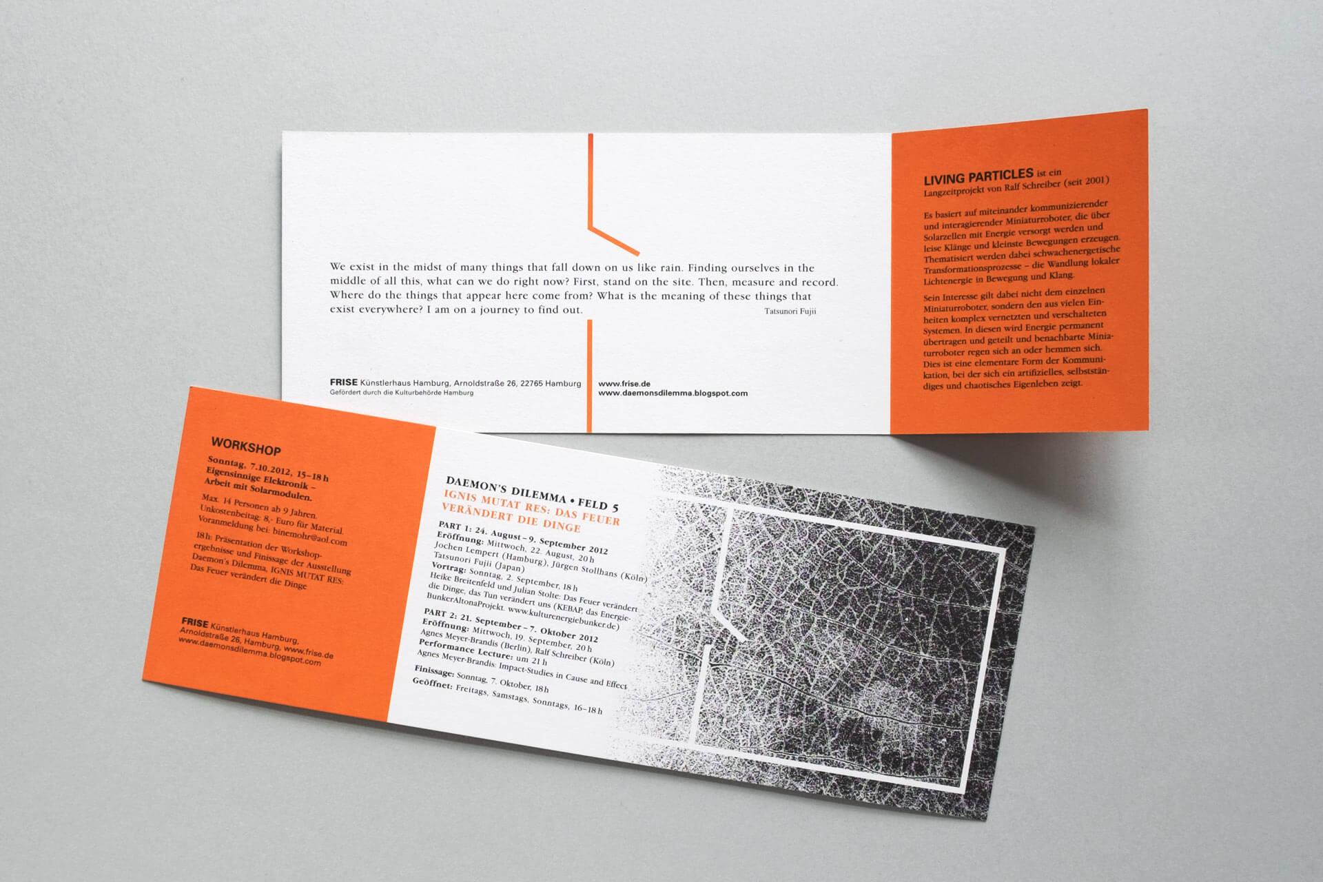 Foto der gestalteten Einladungskarten zur Ausstellung Dämons Dilemma mit Motiv von Jochen Lempert