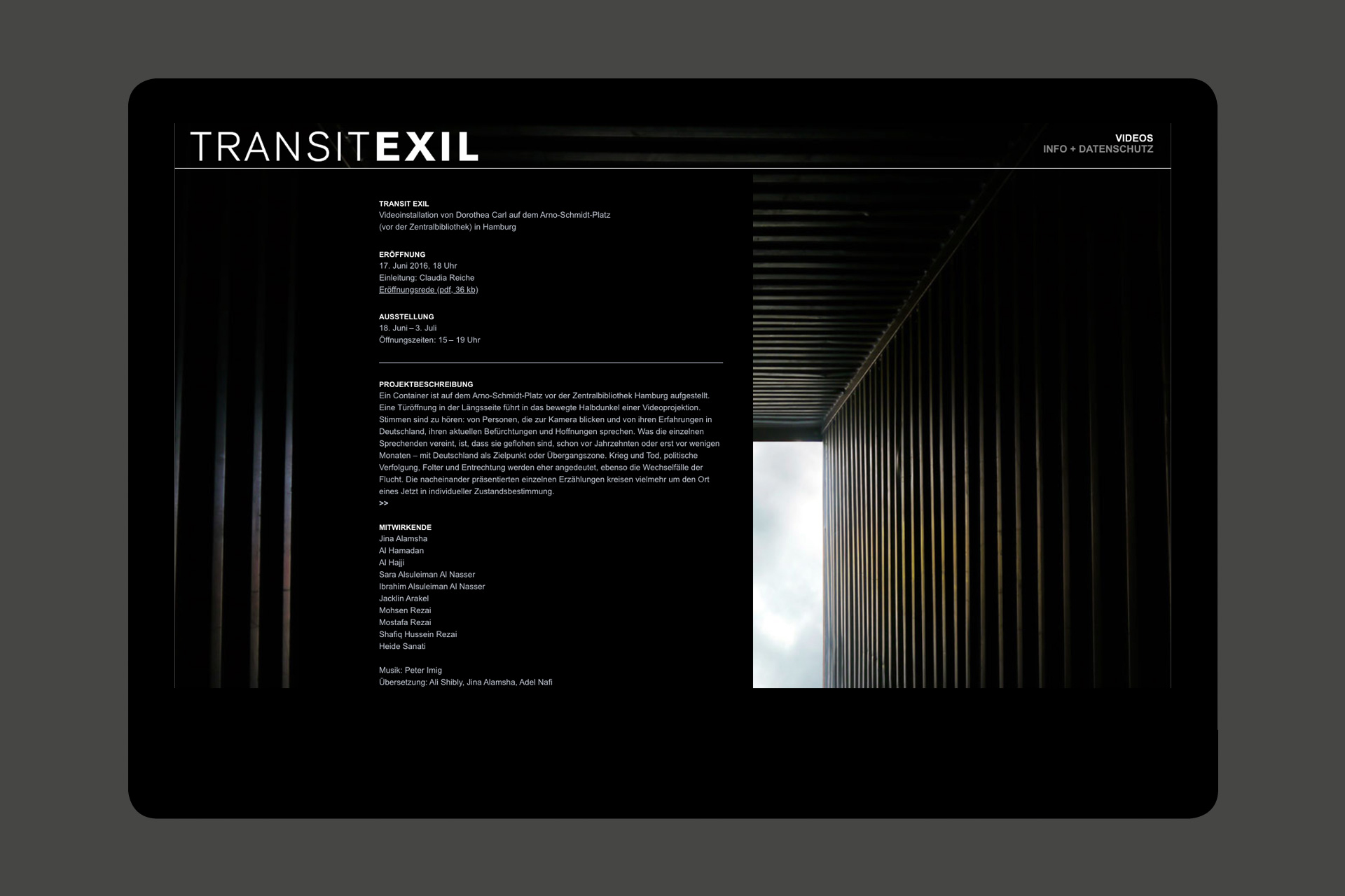 Ansicht der Seite „Info“ der Internet-Plattform „Transit Exil Immigration“ mit einem Container als Hintergrundbild