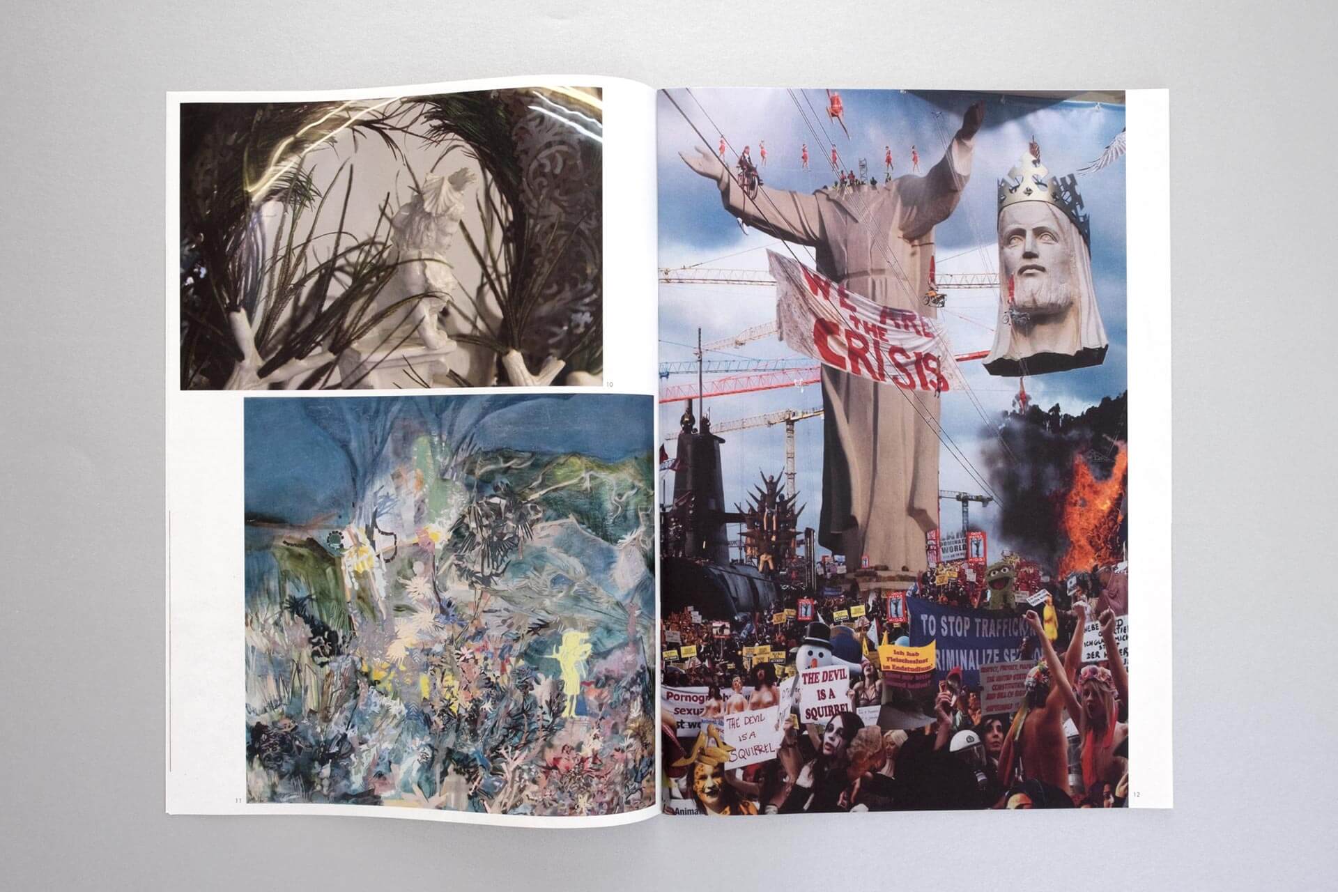 Foto einer Doppelseite des Kunstkatalogs mit drei Fotos, teils im Anschnitt.