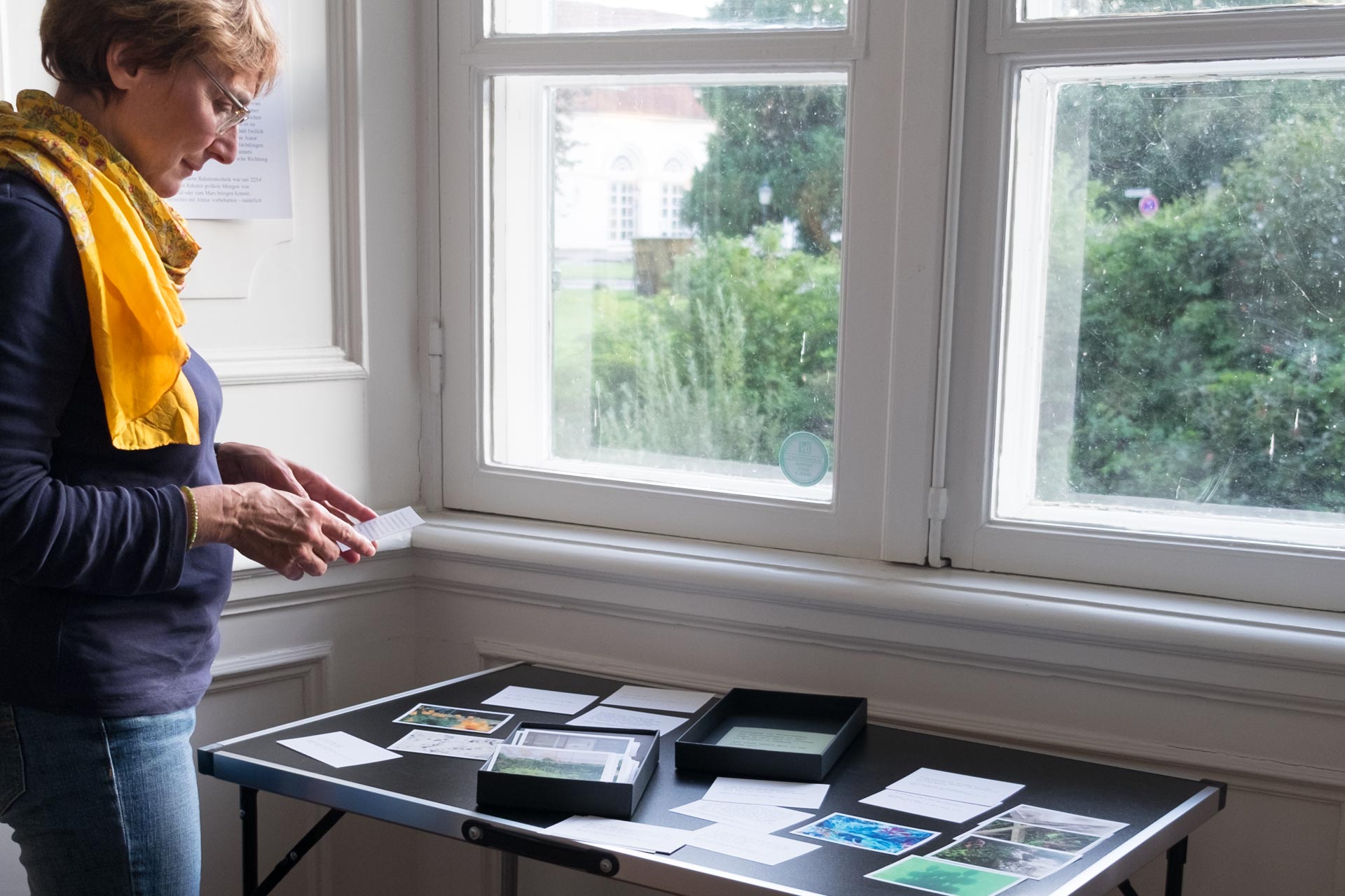 Ausstellungsansicht des Projekts „Auf jeden Fall is‘ da oben viel los im Himmel“ im Schloß Eutin.