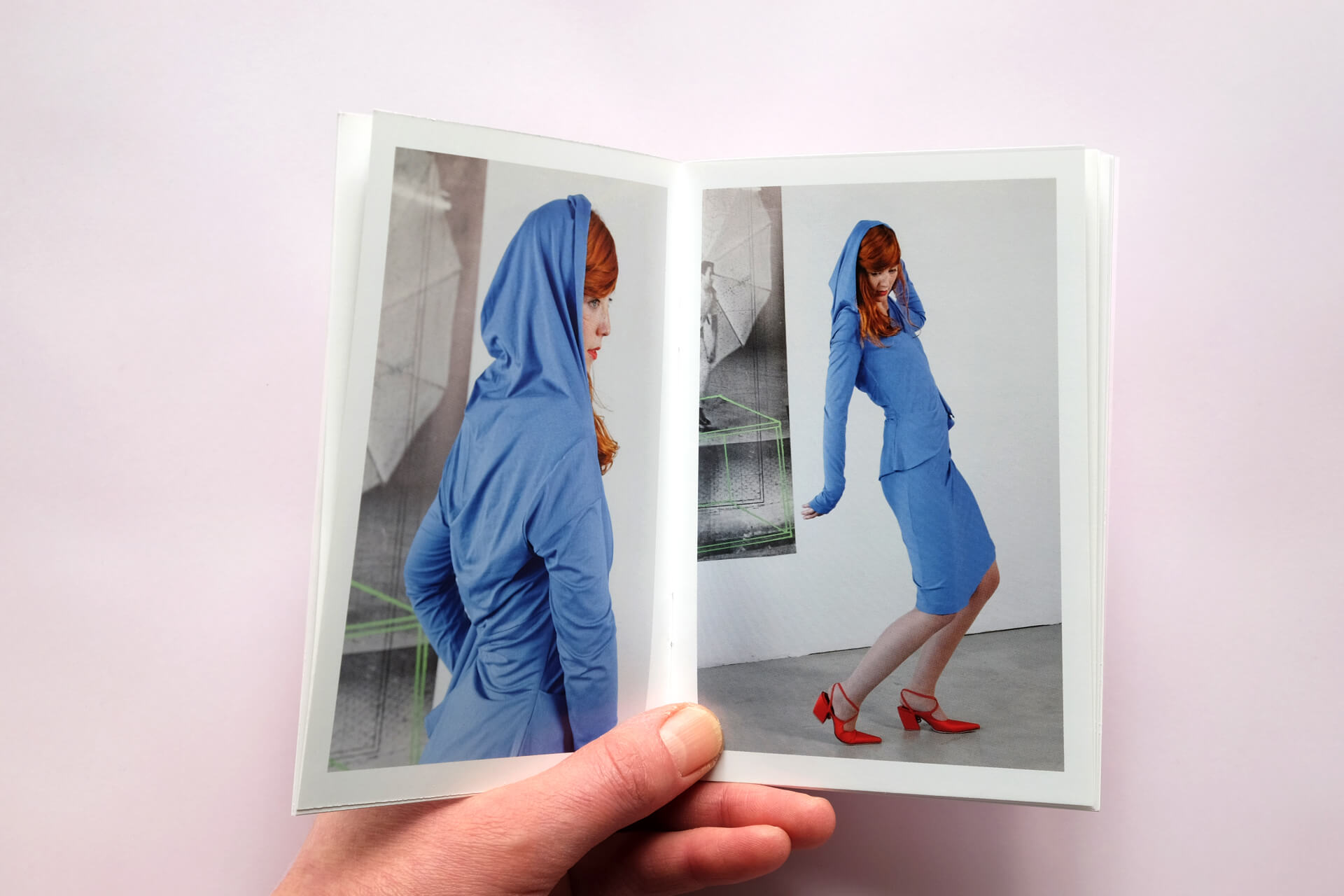 Foto der Innenseiten mit Modefotos des Sium-Look-Books „Merce in Spe“