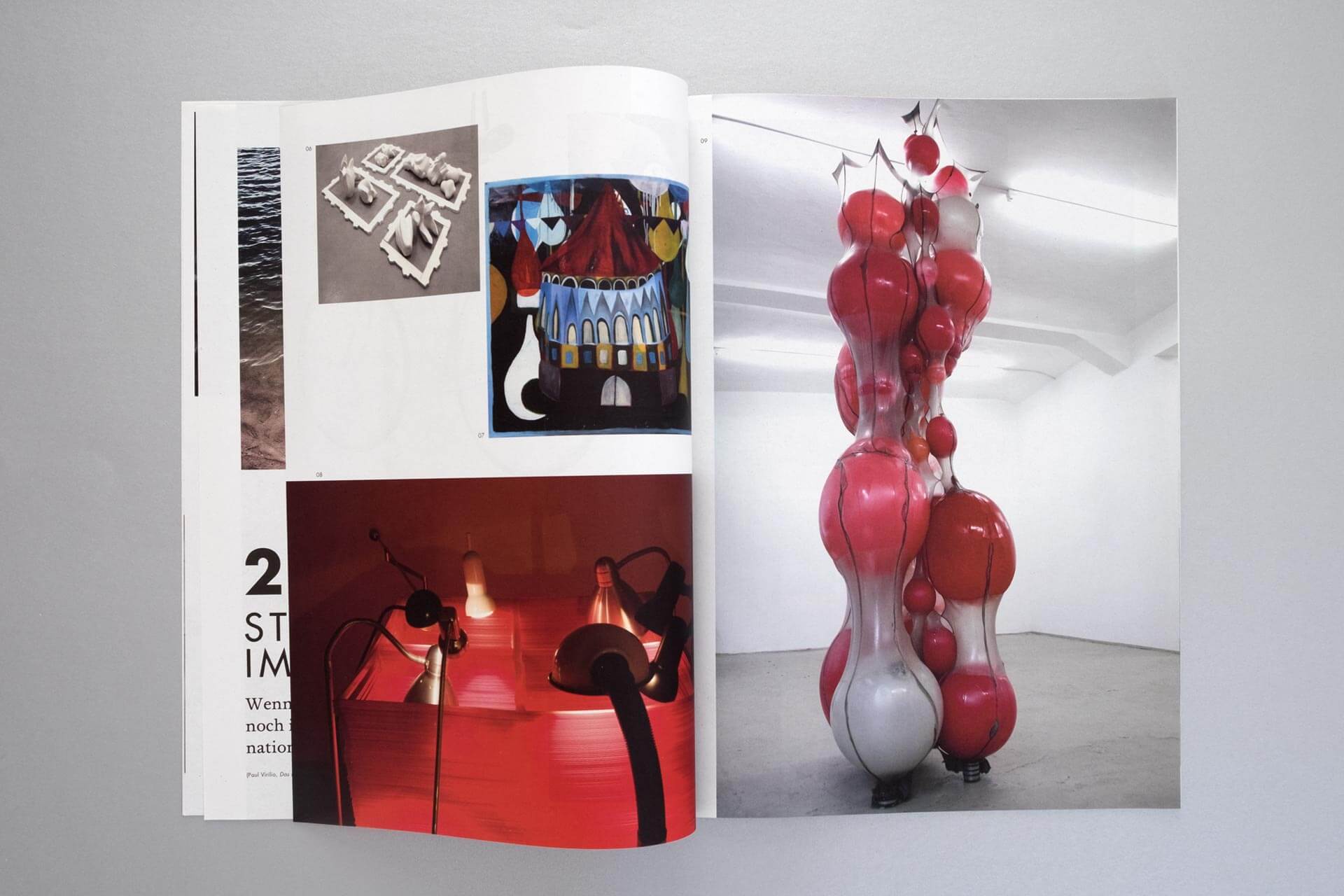 Foto einer Doppelseite des Kunstkatalogs mit vier Fotos von Kunstwerken, teils im Anschnitt.