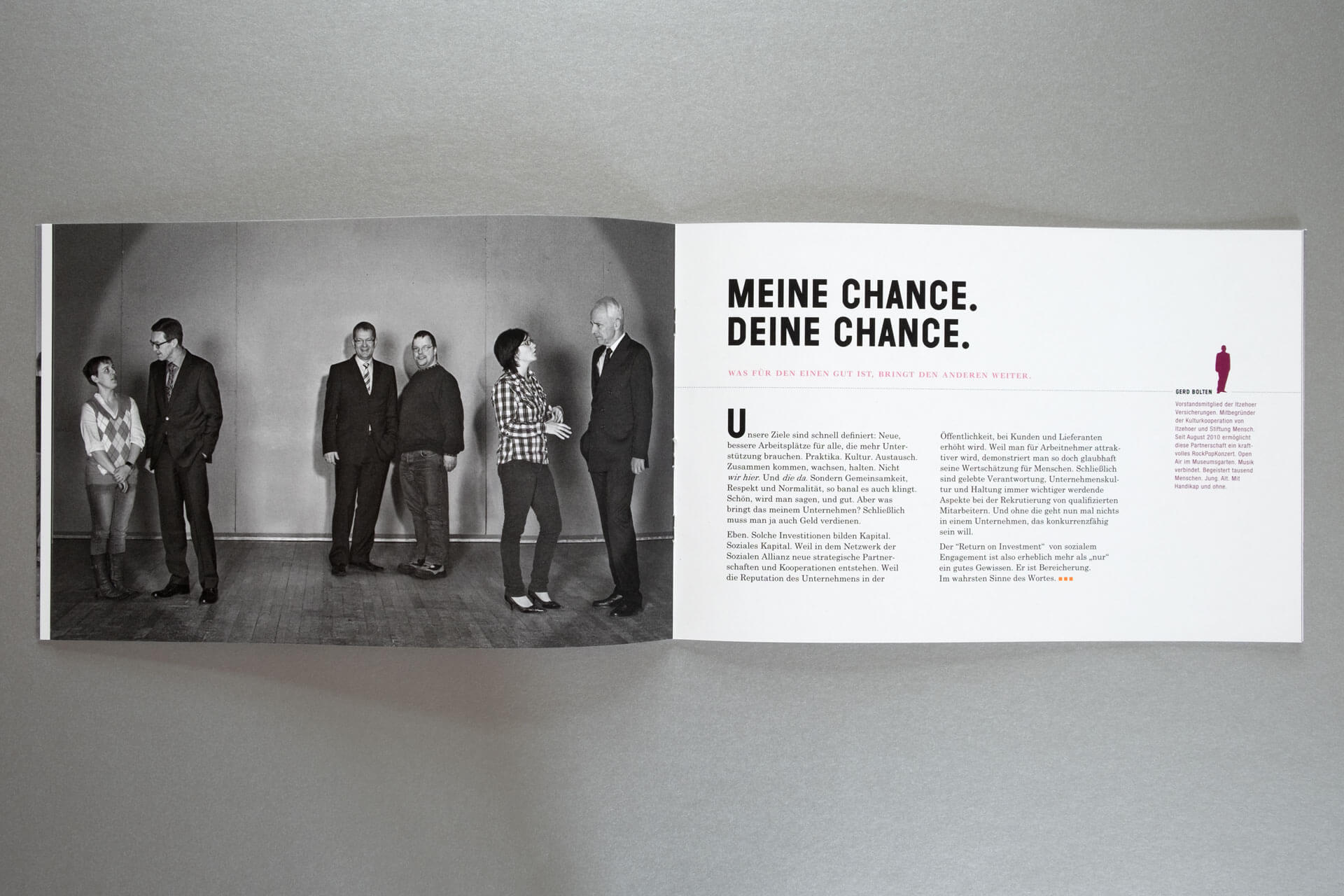 Foto einer Doppelseite der Image-Broschüre für Stiftung Mensch / Soziale Allianz: links: Foto im Anschnitt mit sechs Personen.