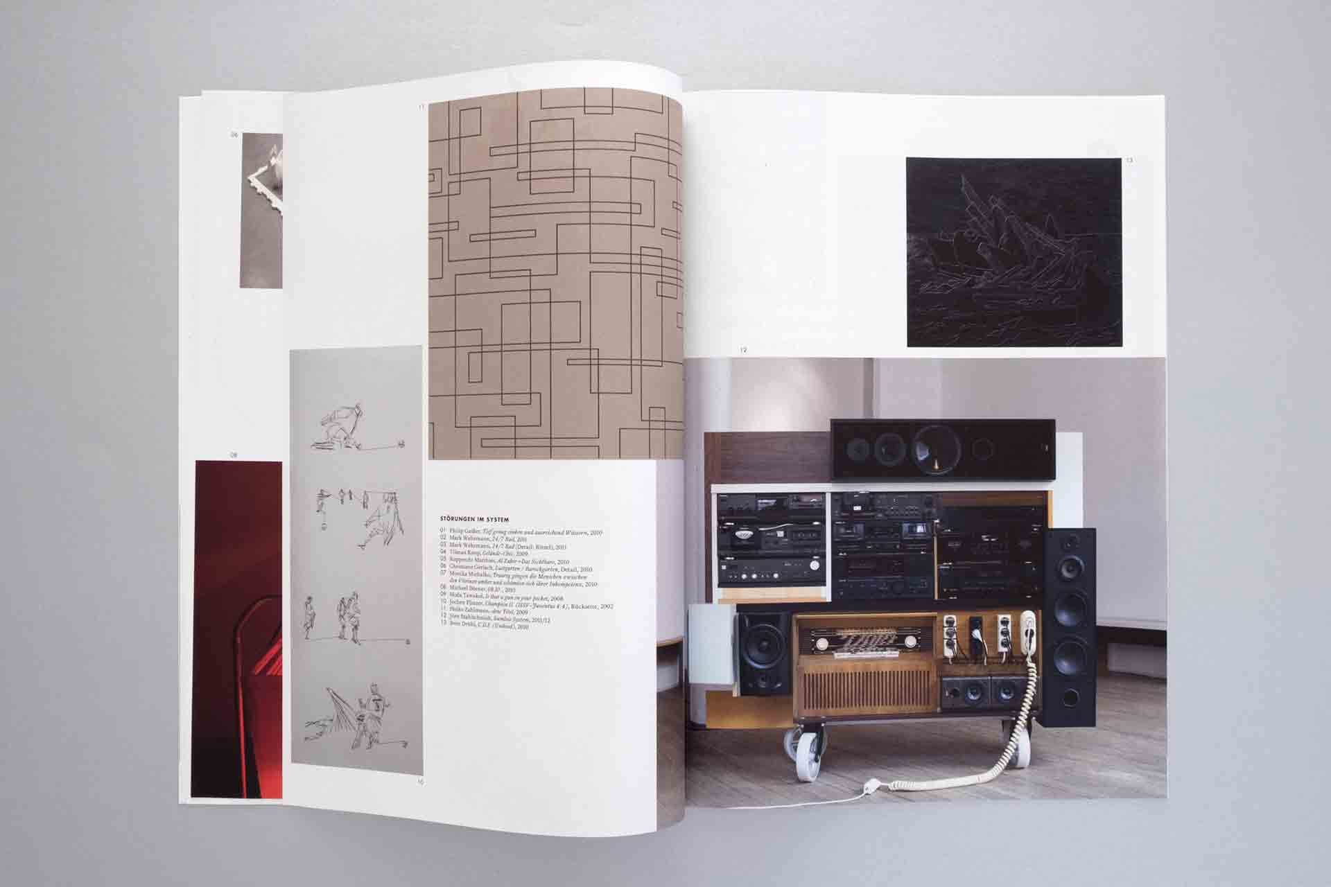 Foto einer Doppelseite des Kunstkatalogs mit vier Fotos von Kunstwerken, teils im Anschnitt.
