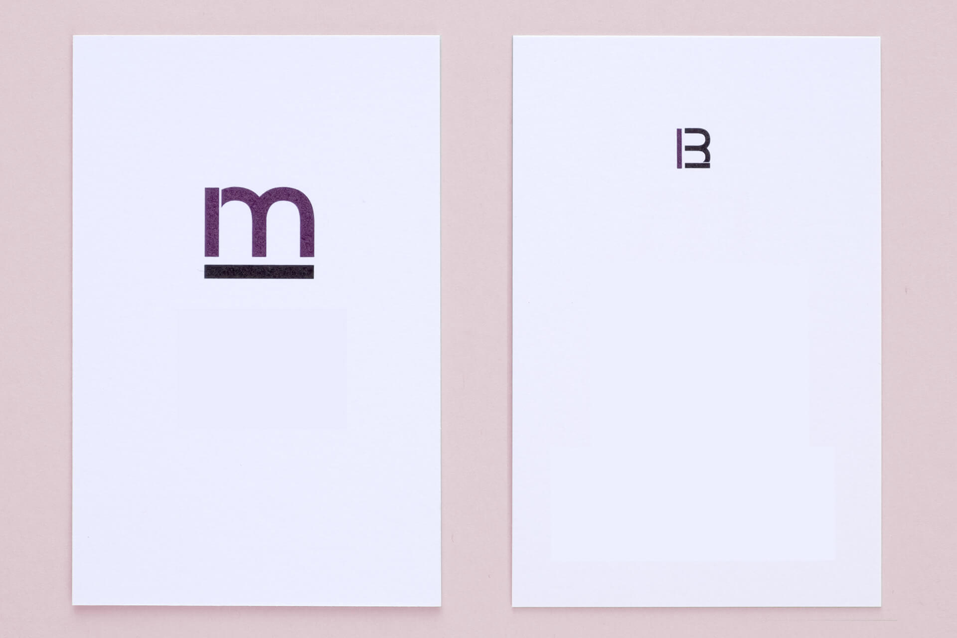 Zwei Blätter zeigen das Logo für bm (Initialen der Kundin). Je nach Drehung erscheint das Icon als b oder als m