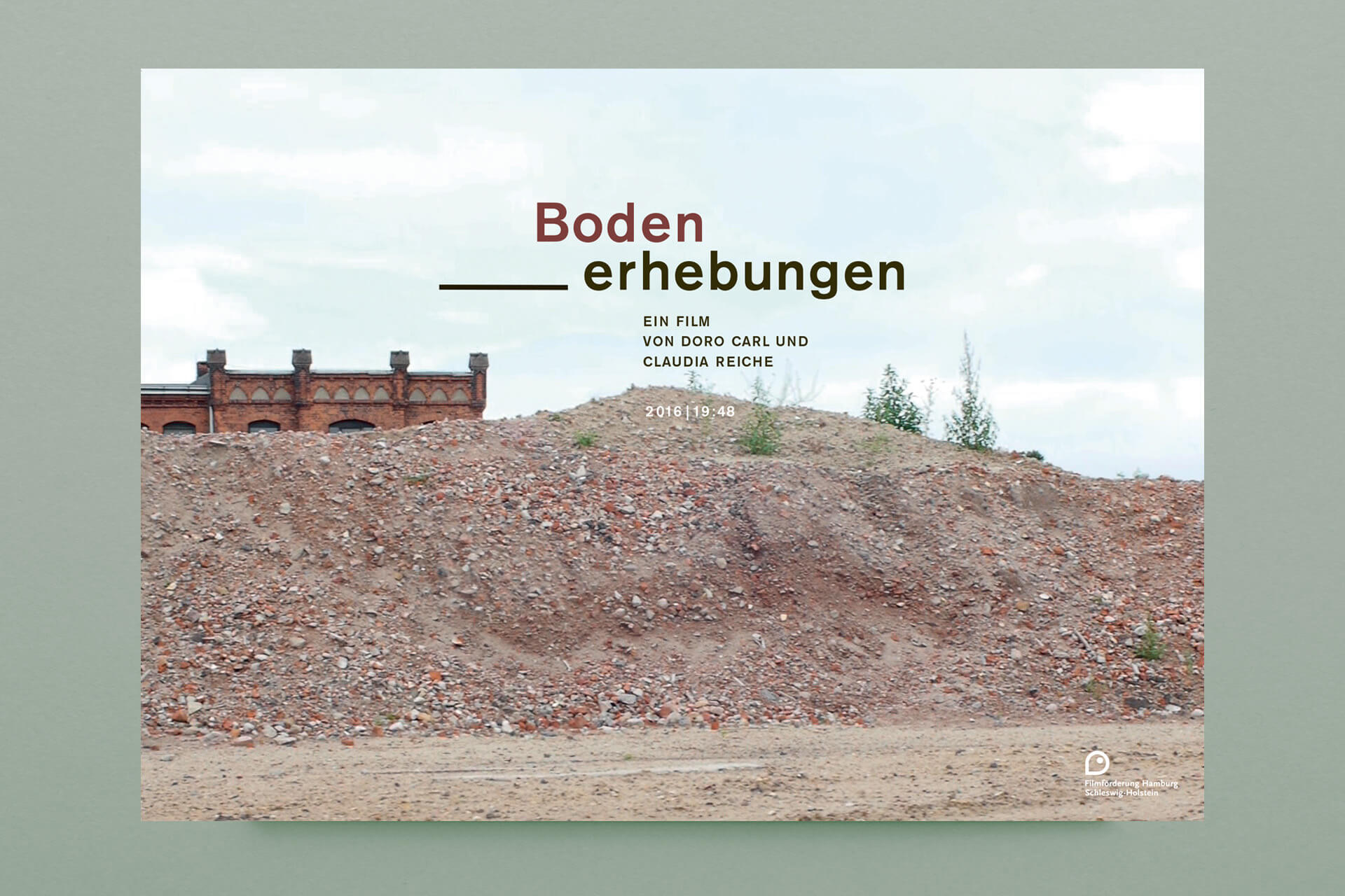 Abbildung eines Filmplakats für „Bodenerhebungen“ von Doro Carl. Motiv: Schuttberg in „Mitte Altona“