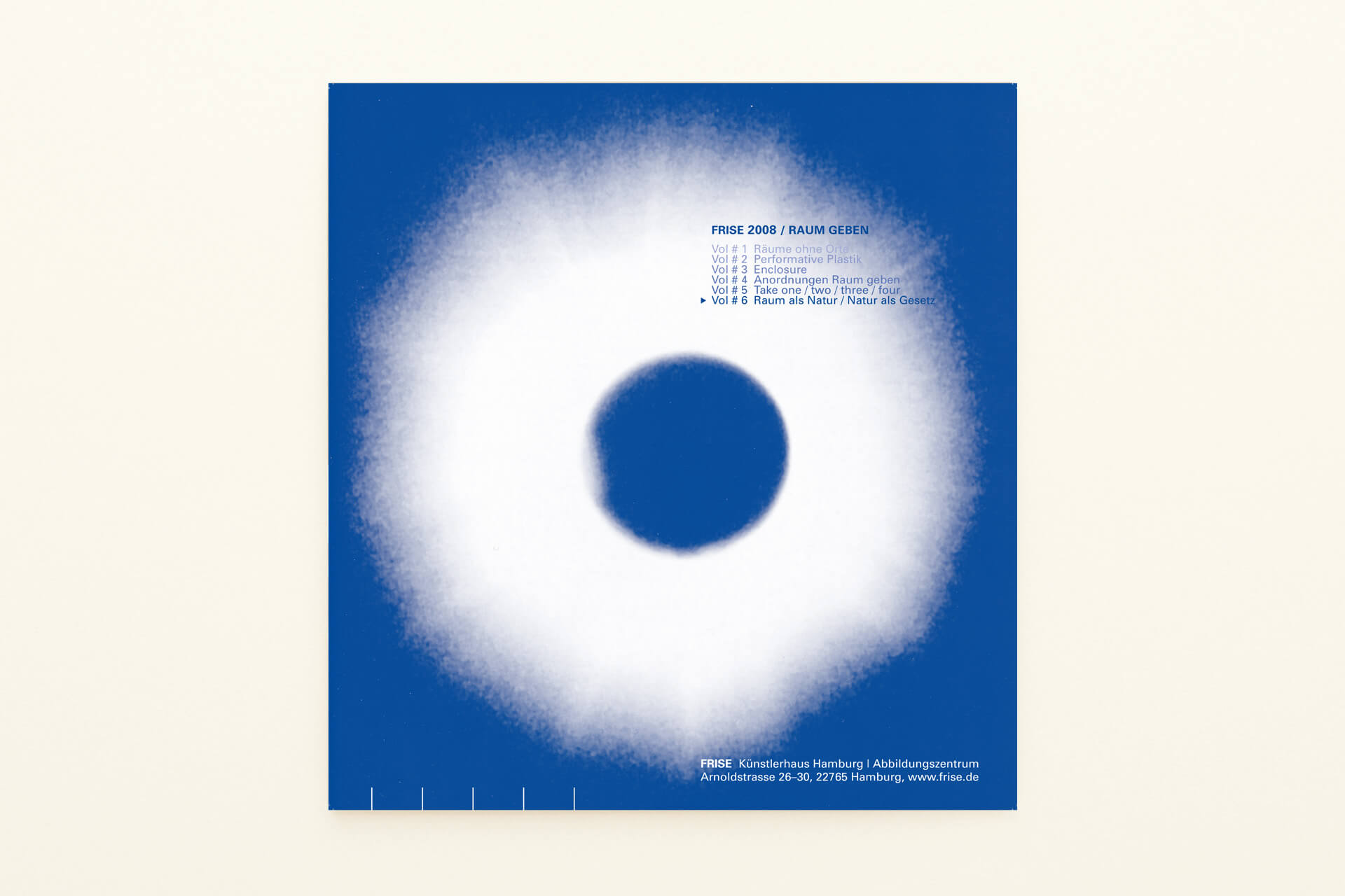 Quadratisches Ausstellungsplakat für „Raum Geben“ mit Foto der Sonne. Einfarbig mit blauer Sonderfarbe gedruckt 