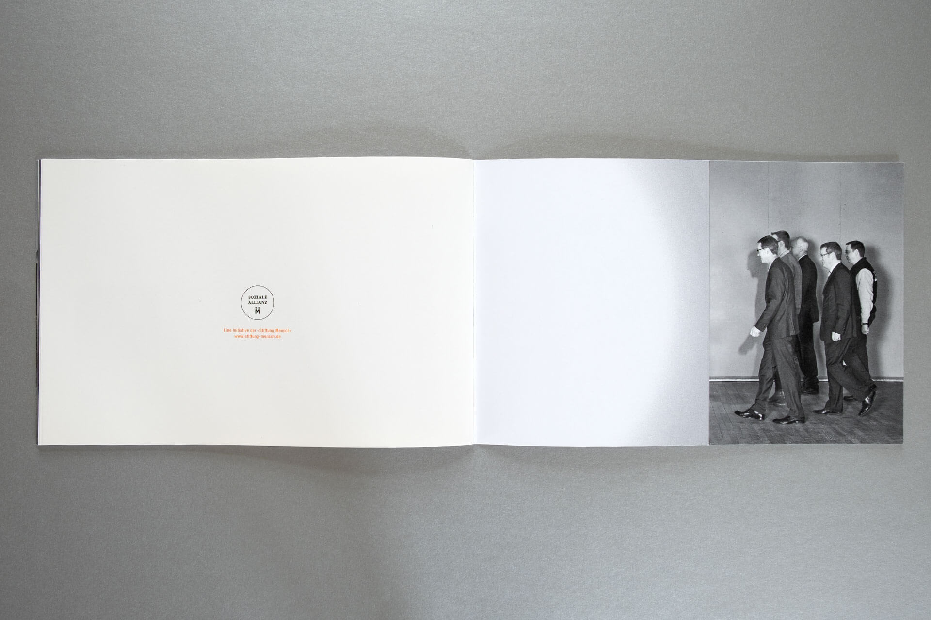 10. Image-Broschüre für Stiftung Mensch, letzte Seite und Innenseite des Umschlags mit Klappe