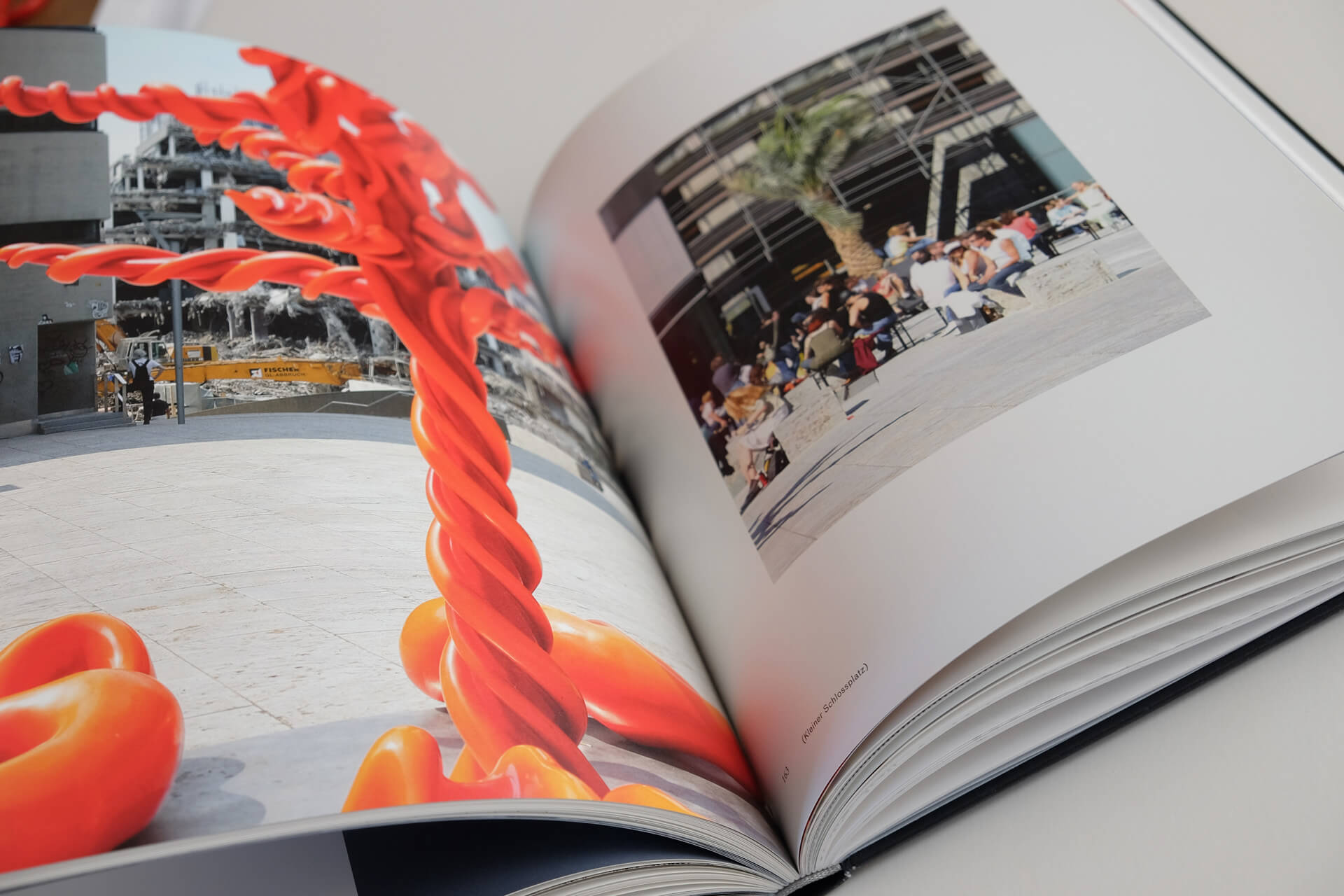 Detail-Foto einer Innenseite des Kunstkatalogs „Mimikry“ für Mariella Mosler mit „Roter Baum“ auf kleinem Schloßplatz, Stuttgart