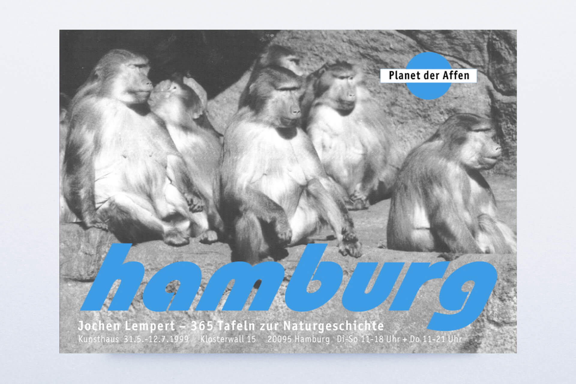 Abbildung eines Ausstellungsplakats für Jochen Lempert. Motiv: sw-Foto mit Affen und Icon „Planet der Affen“