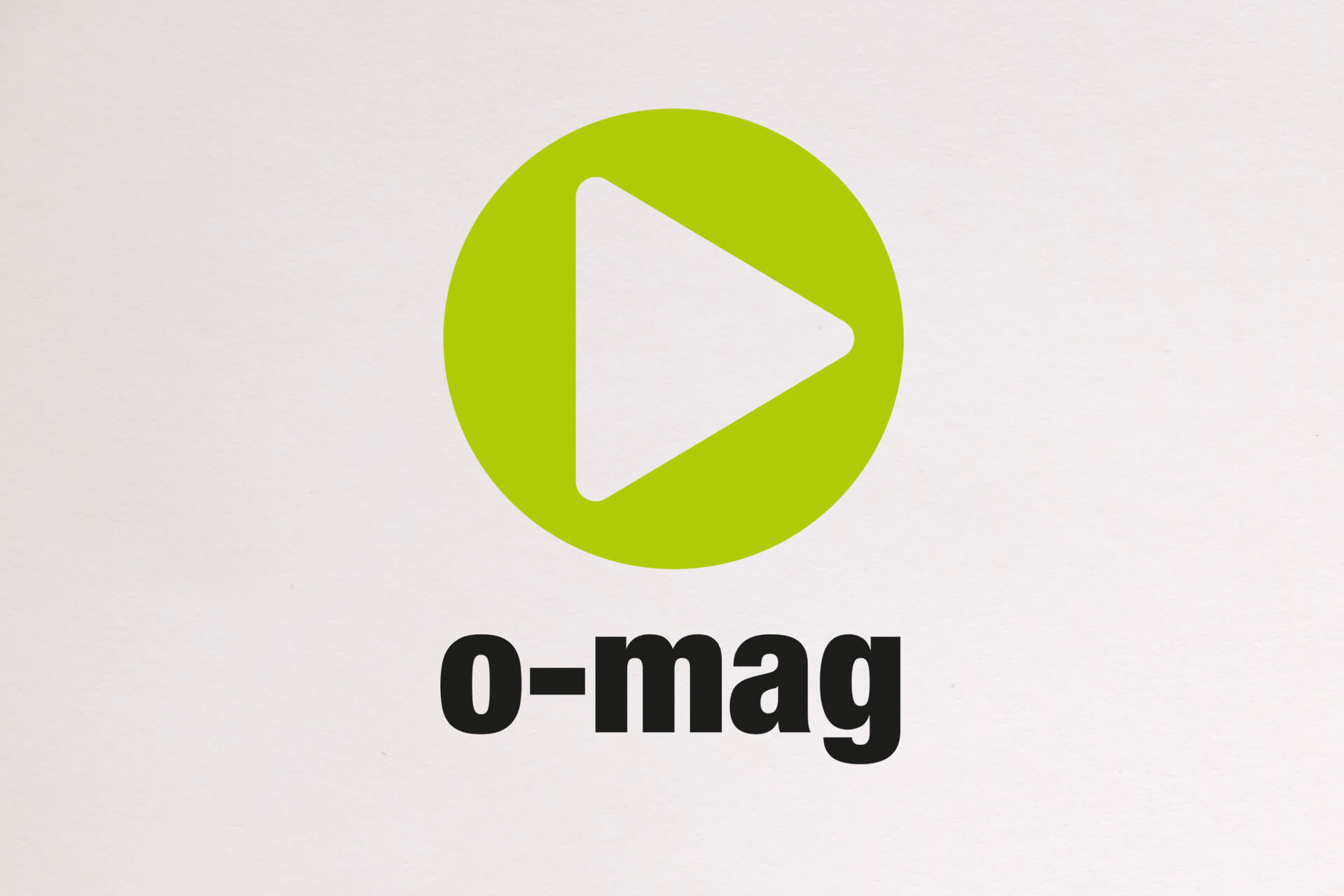 Abbildung des Logos für „o-mag“: ein knallgrüner Kreis mit Pfeil-Icon und schwarzer Typografie unter dem Icon
