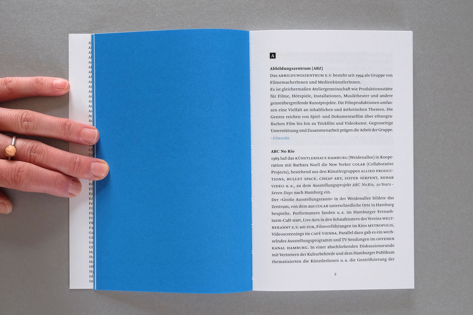 Publikation Frise A–Z. Links: blaue Leerseite. Rechts: Start des Glossars mit dem Buchstaben A