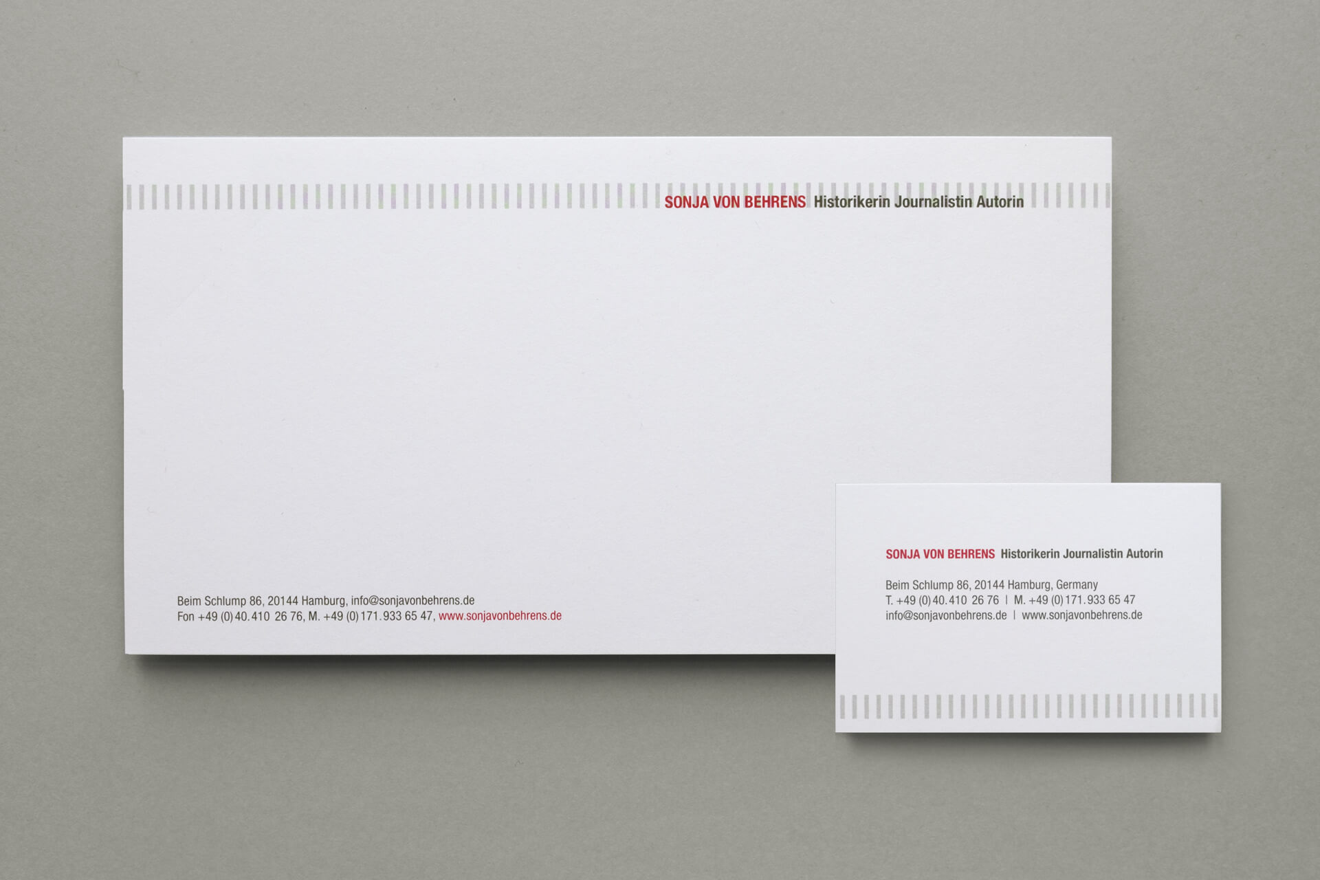 Foto einer gedruckten Briefkarte im DIN lang-Format und Visitenkarte für Sonja von Behrens