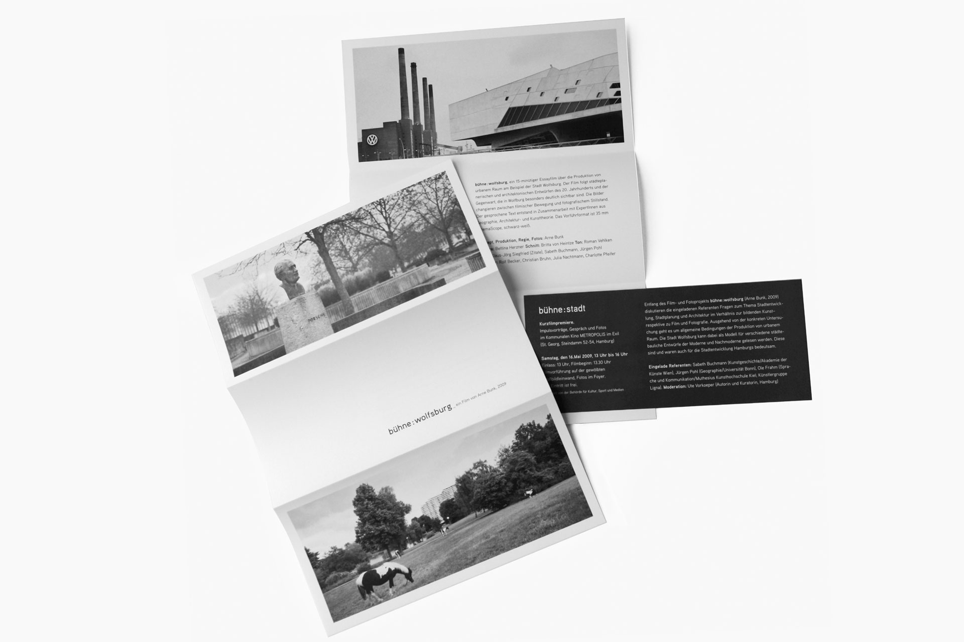 Foto des gestalteten Flyers mit schwarz-weiß-Fotos und der Einladungskarte  für das Projekt von Arne Bunk „bühne:stadt“