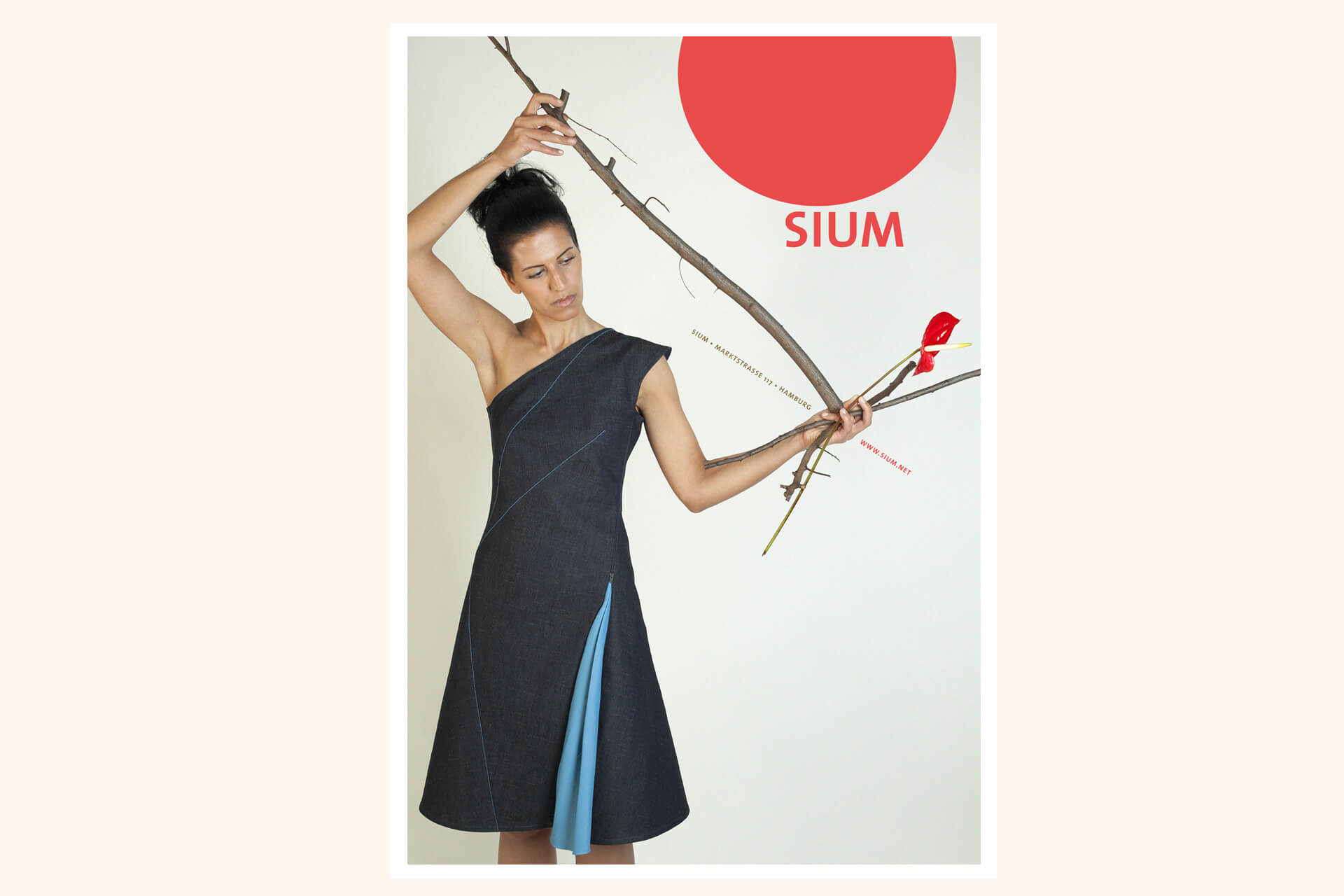 Detailfoto von einer Postkarte für Sium mit Porträt von der Modemacherin, Logo und Kartenrückseite
