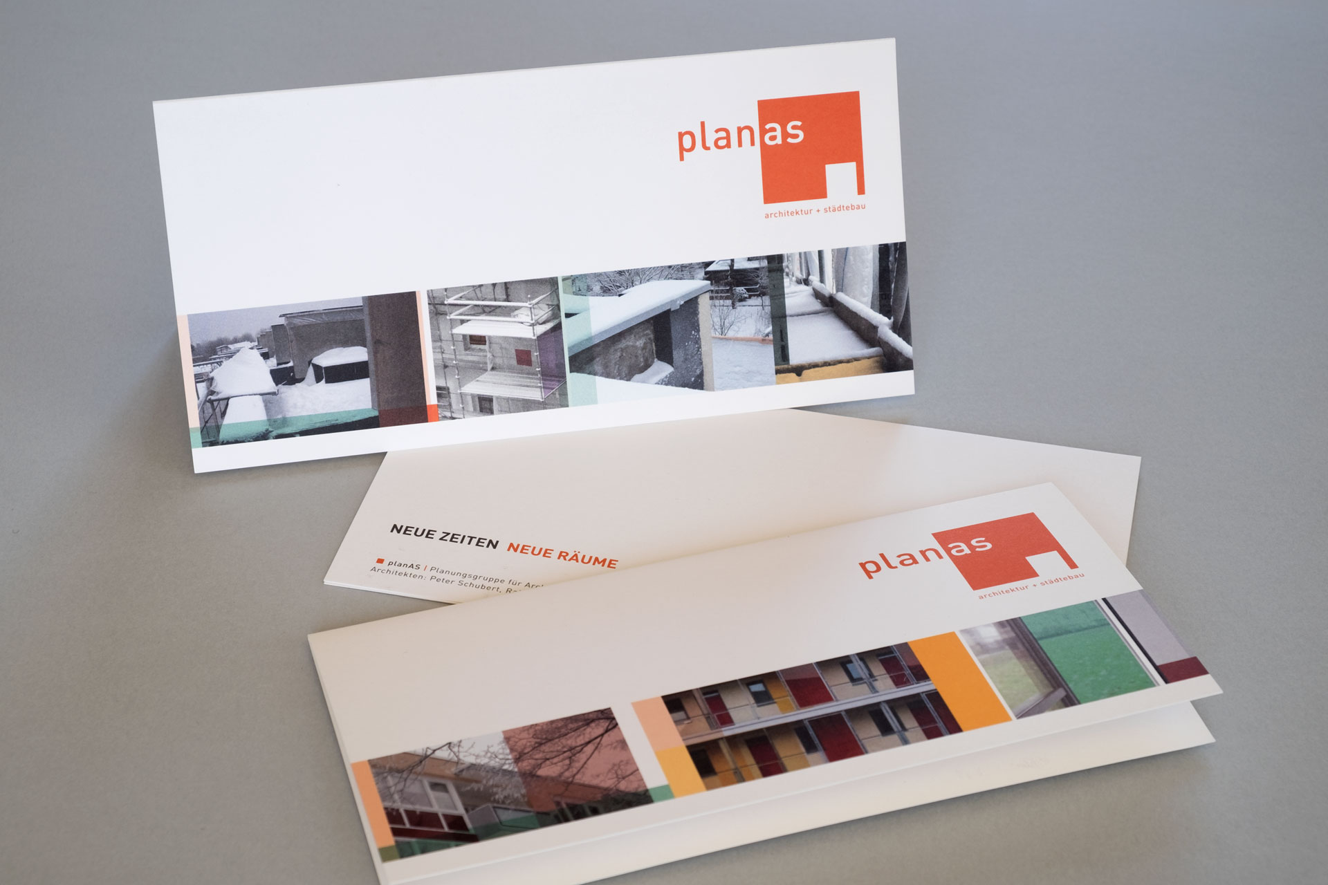 Foto von Neujahrskarten für Planas Architekten mit Artworks die abstrakte architektonische Details mit farbigen Flächen collagieren