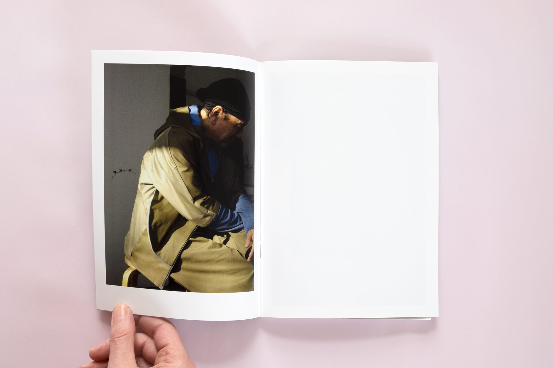 Foto eines Look-Books für Sium. Innenseiten mit Foto von eines sitzenden Japaners in Sium-Mode