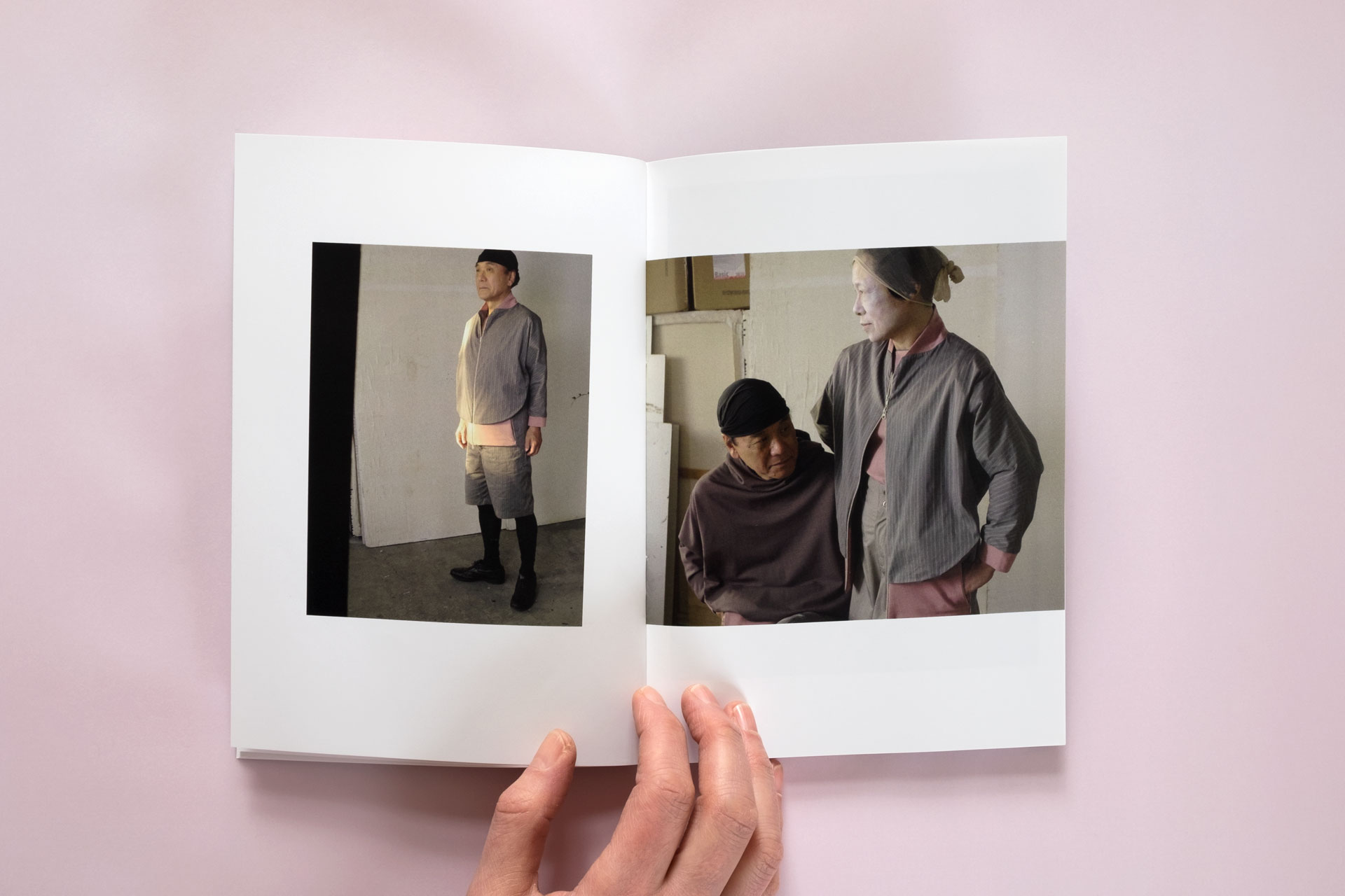 Foto eines Look-Books für Sium. Innenseiten mit Fotos von einem japanischen Paar welches Sium-Mode trägt 